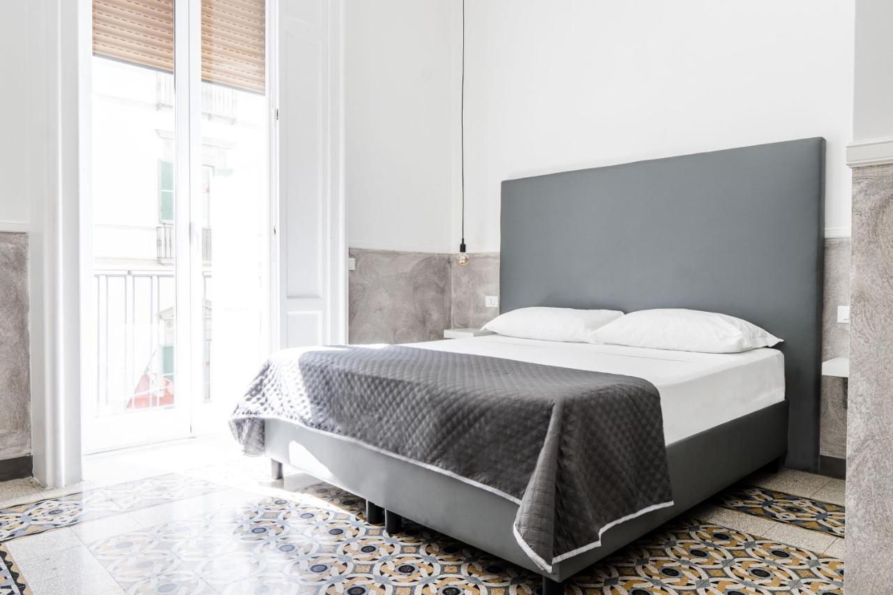 Toledostop Napoli Ngoại thất bức ảnh A bed