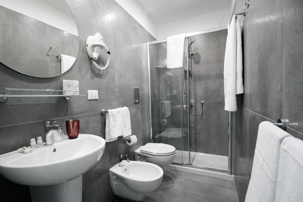 Toledostop Napoli Ngoại thất bức ảnh A modern bathroom