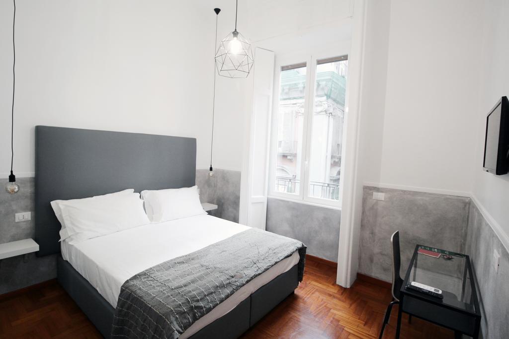Toledostop Napoli Ngoại thất bức ảnh A bedroom at the hotel