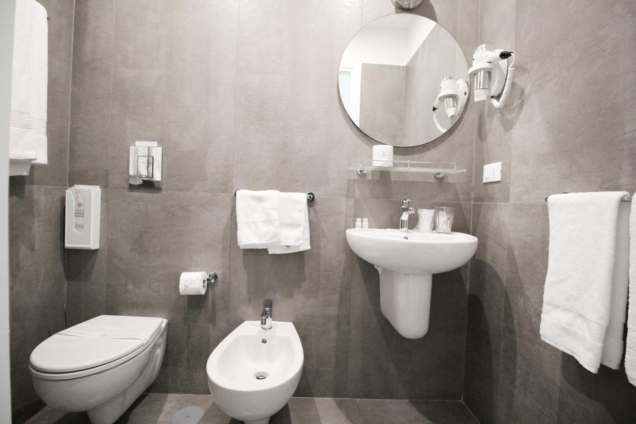 Toledostop Napoli Ngoại thất bức ảnh A bidet in a hotel bathroom