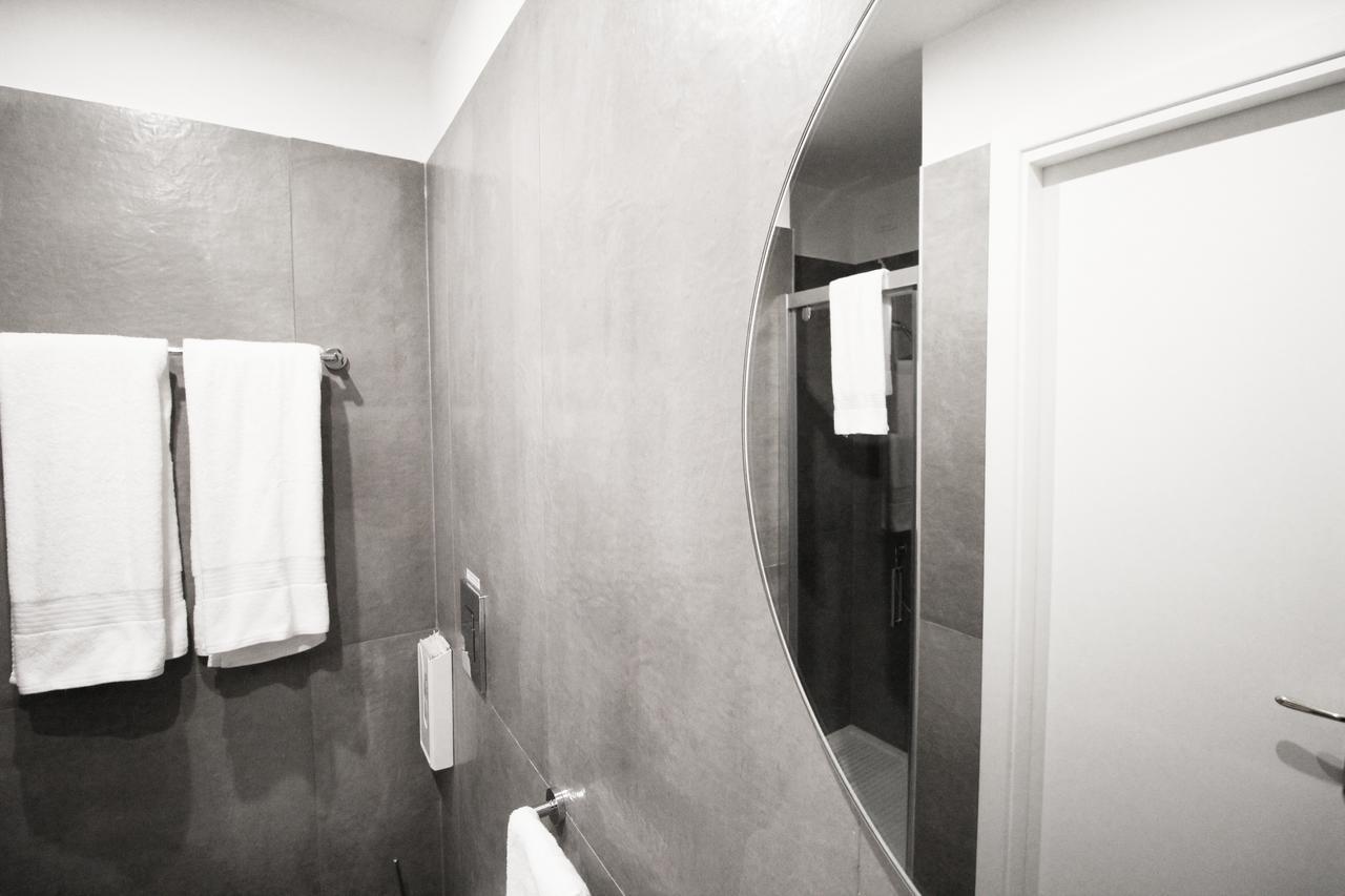 Toledostop Napoli Ngoại thất bức ảnh Bathroom with polished concrete