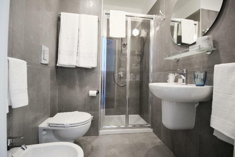 Toledostop Napoli Ngoại thất bức ảnh A modern bathroom with a shower enclosure